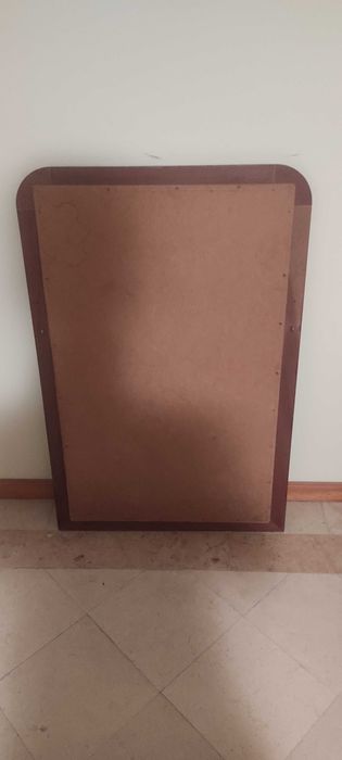 Espelho com moldura em madeira