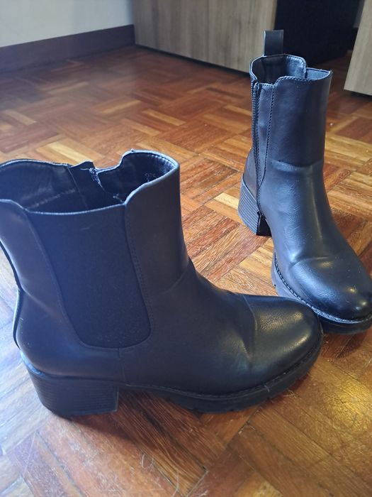 Botas pretas tipo pele 38