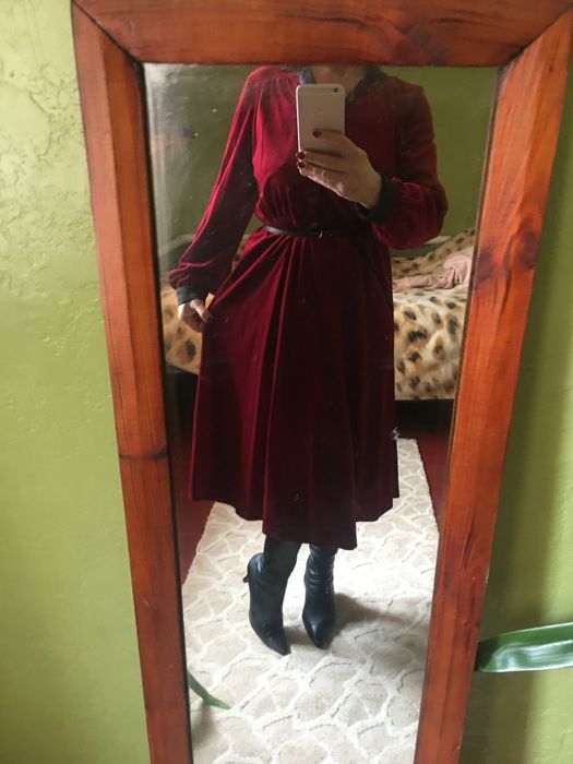 Неймовірна сукня глубокого темно вишневого кольору.