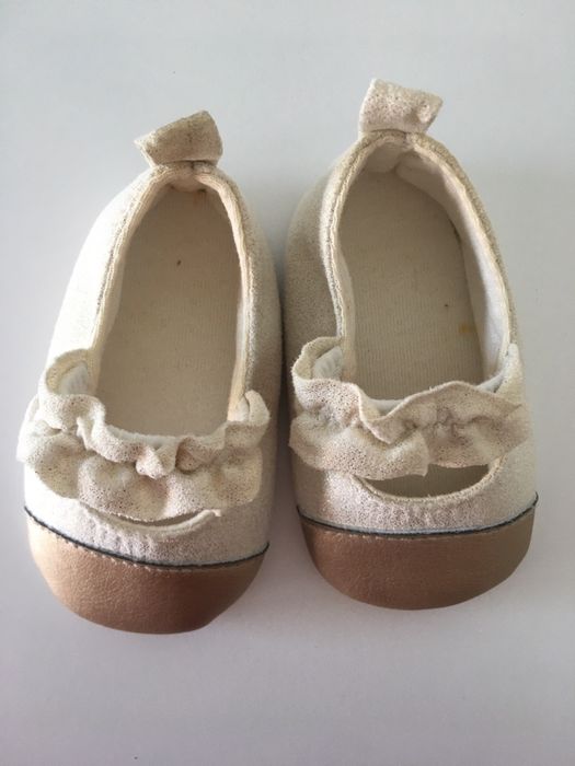 Sapatos em cor pérola e dourado, como novos.