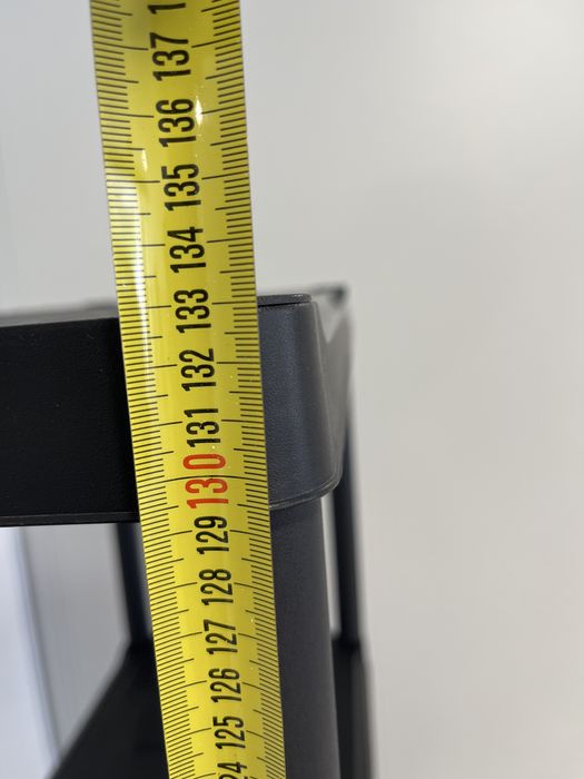 Estante preta de resina/plástico para arrumação