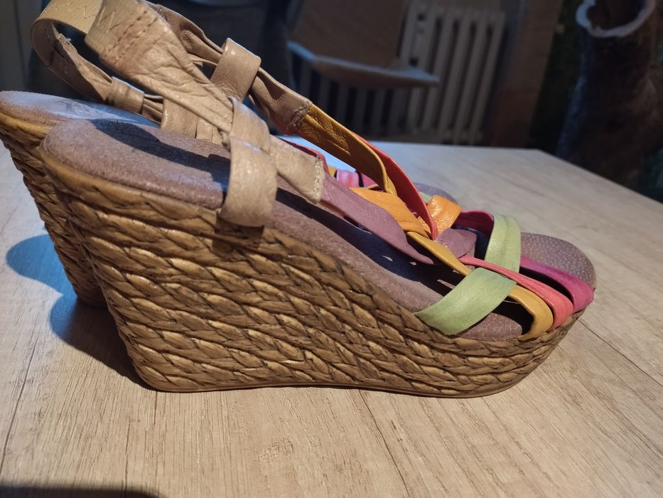 Sandałki na koturnie Presso