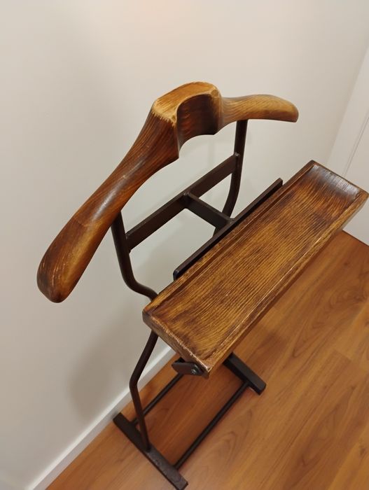 Cabide de pé em madeira e ferro