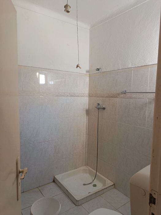Alugo quartos em casa térrea com quintal