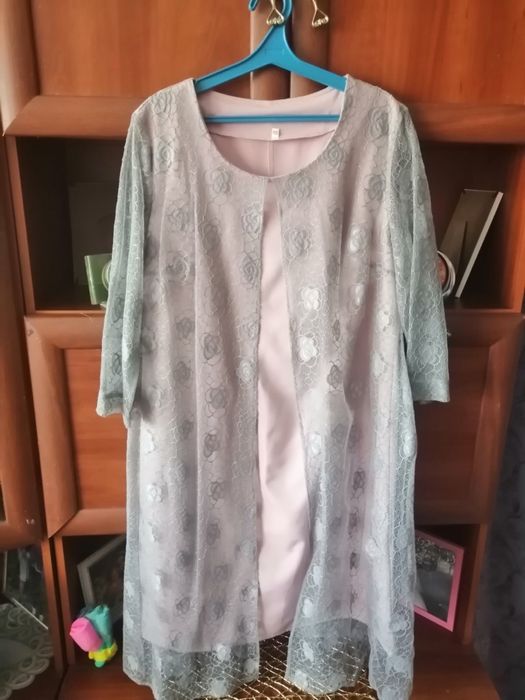 В продажі 5 суконь в дуже гарному стані!