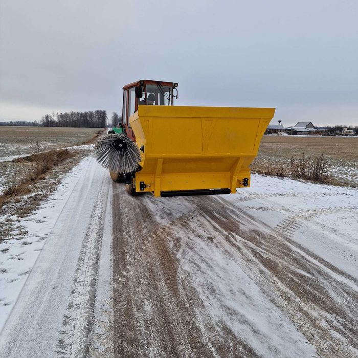 Rozściełacz ścielarka separatu ścielenie pocieta słoma trocina piasek