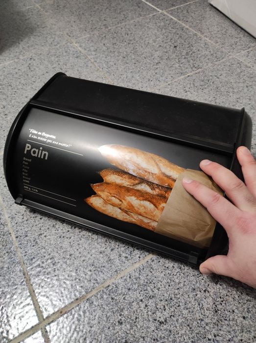 Caixa de pão preta em metal