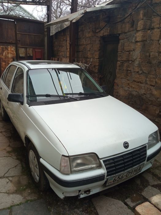Продам Опель Кадет 1986года, на ходу сел поехал. Остальные вопросы по телефону 09******68 
Только Ватсапп Дмитрий