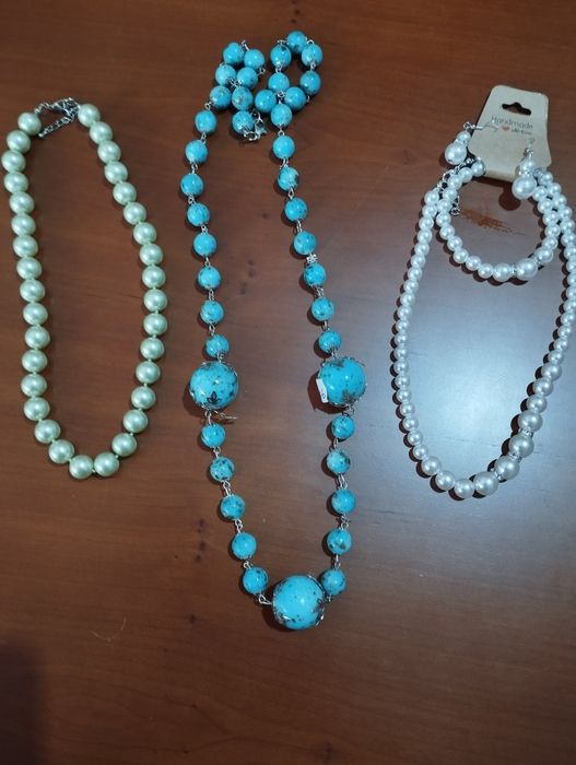 Pulseiras e colares novos