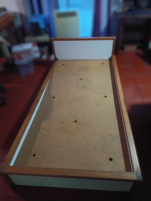 Cama de solteiro com defeitos (190cm x 90cm)