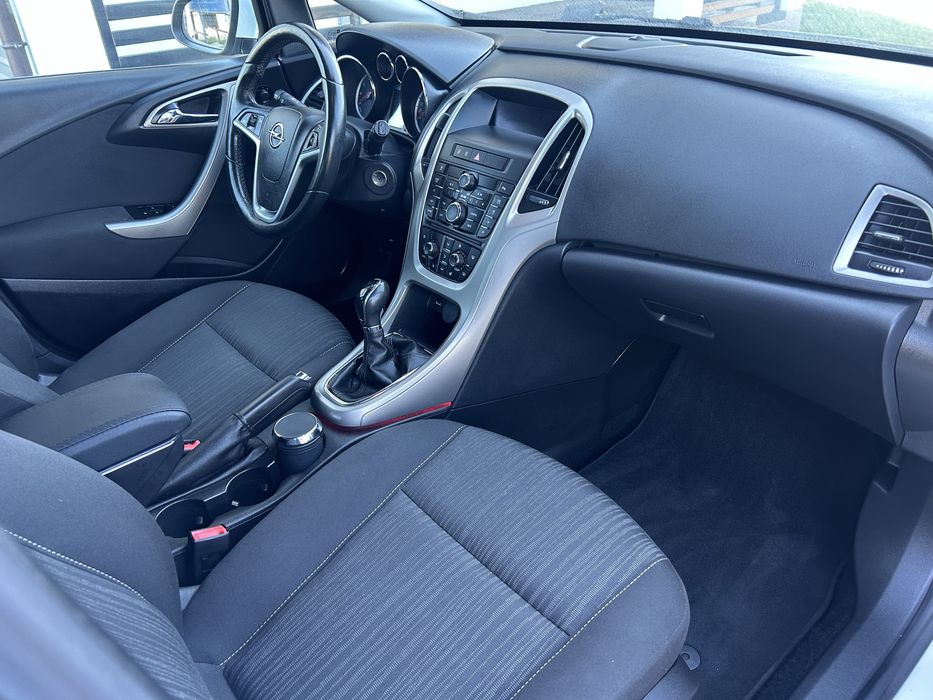 Opel Astra J 2011r. 1.6 benzyna 115KM