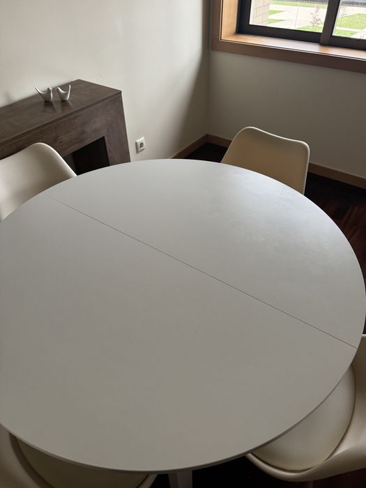 Mesa redonda + 4 cadeiras