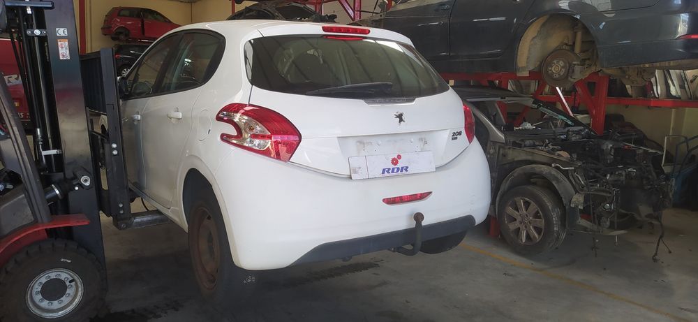 Peugeot 208    .