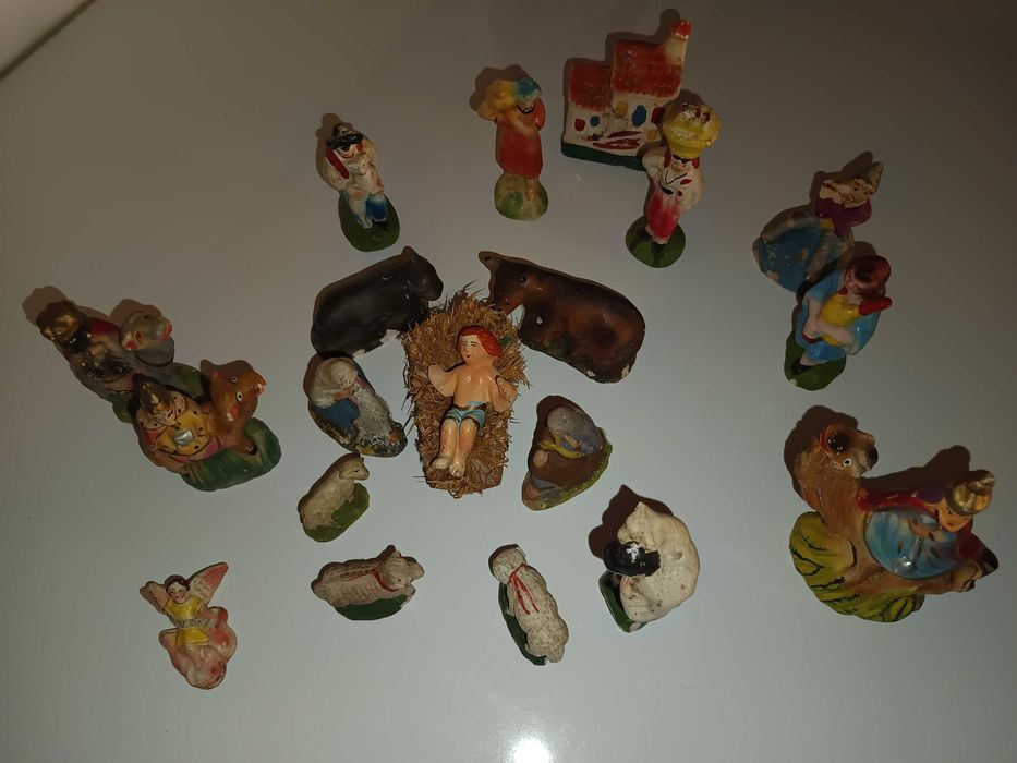 Presépio de  gesso com 70 anos, com 19 peças