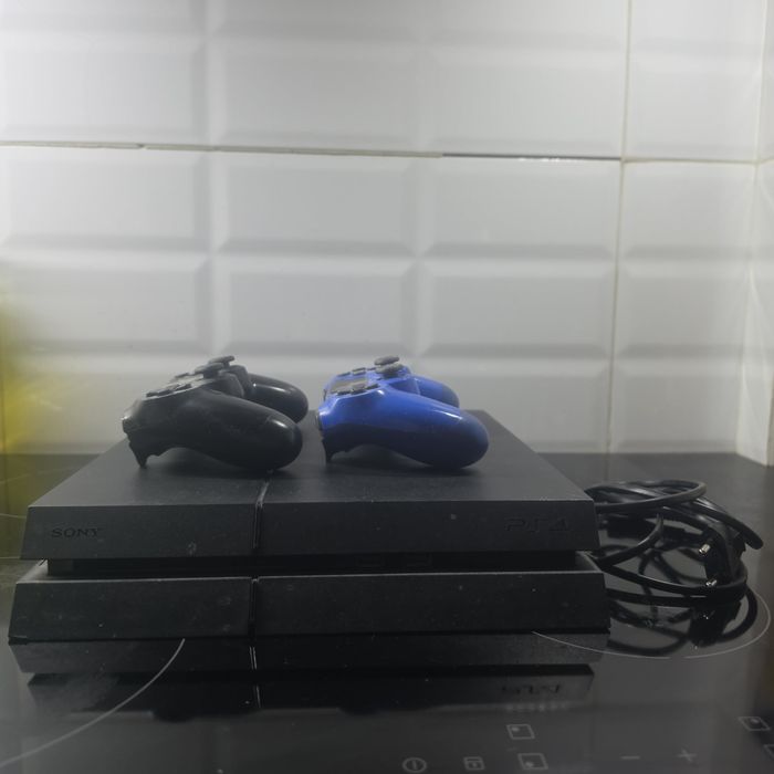 Sprzedam ps4 z dwoma padami