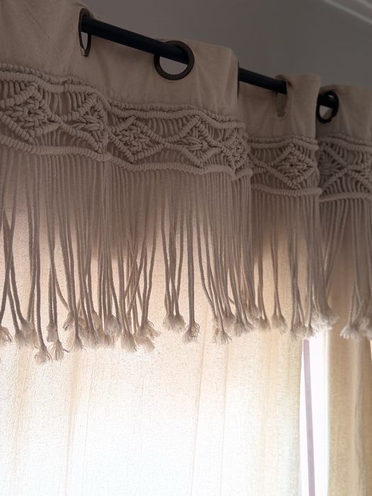 Par de Cortinas com Detalhe em Macramé – Excelente Estado
