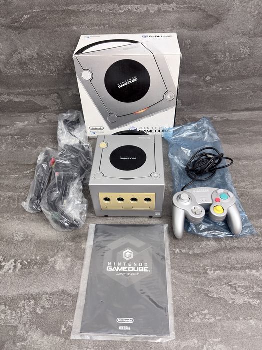 Оригінальна японська консоль Nintendo GameCube