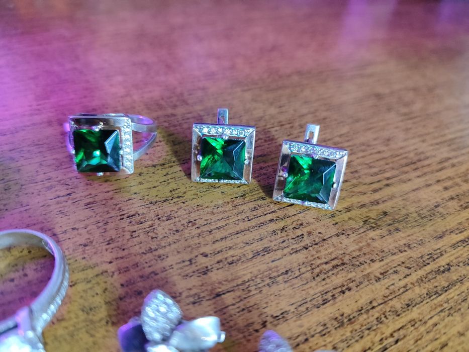 Срібні вироби. Персні великого розміру 20-21 розмірів. Зелені сережки