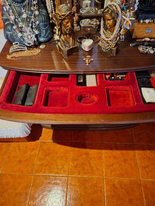Cama, cómoda , mesas de cabeceira tudo em mogno 270€