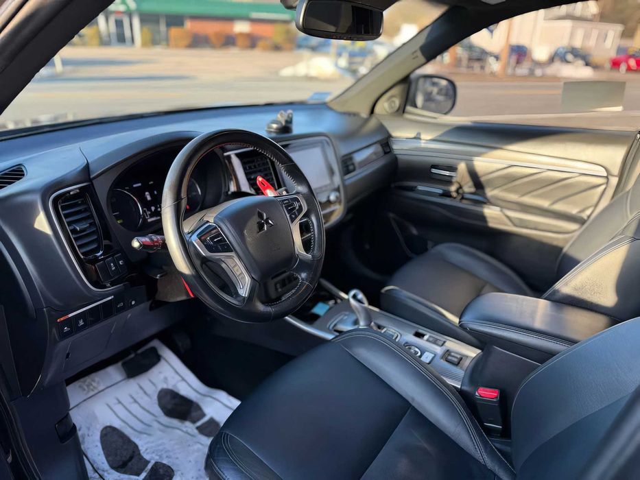 Mitsubishi Outlander      2020