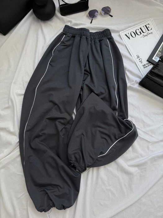 Жіночі спортивні штани оверсайз з кантами по бокам по низу затяжки