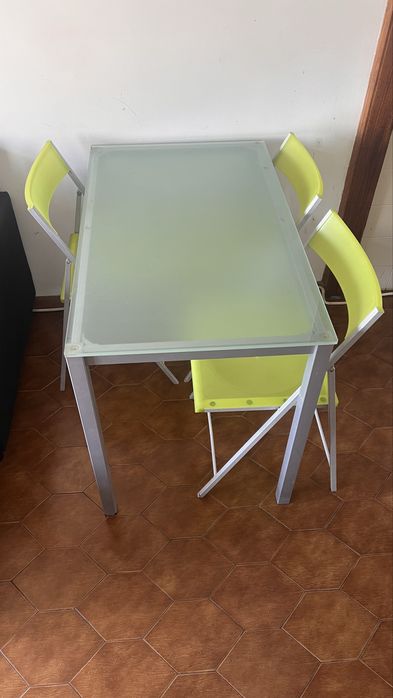 Mesa em vidro com 4 cadeiras 100x60cm
