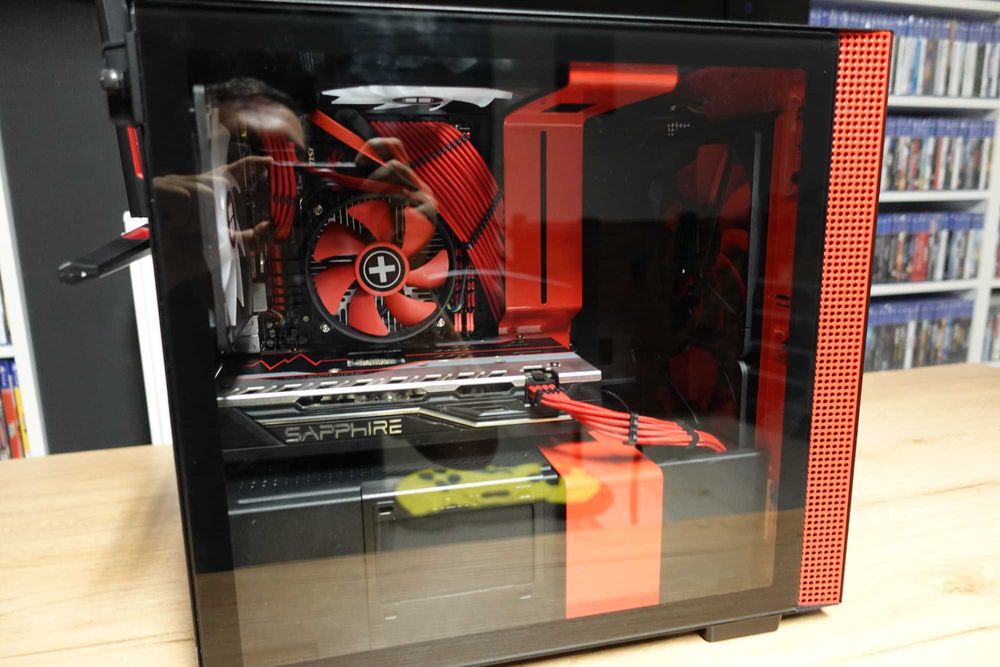 komputer PC  - mała jednostka w idealnym stanie