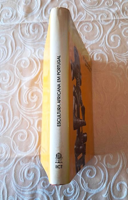 Ernesto Oliveira/Marie-Louise Bastin - Escultura Africana em Portugal