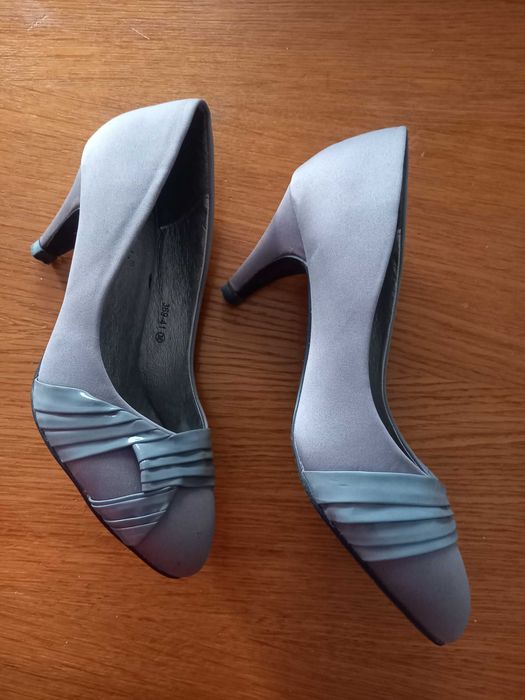 Sapatos cinzentos de cerimónia