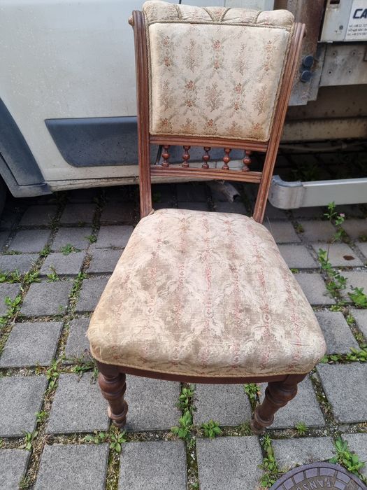 Sprzedam stare włoskie antyczne krzeslo do obicia z materialem