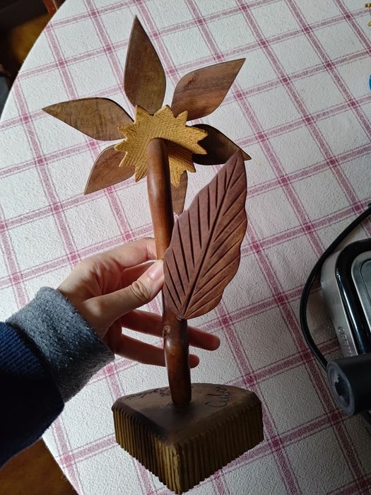 Flor de madeira de Cuba esculpida à mão