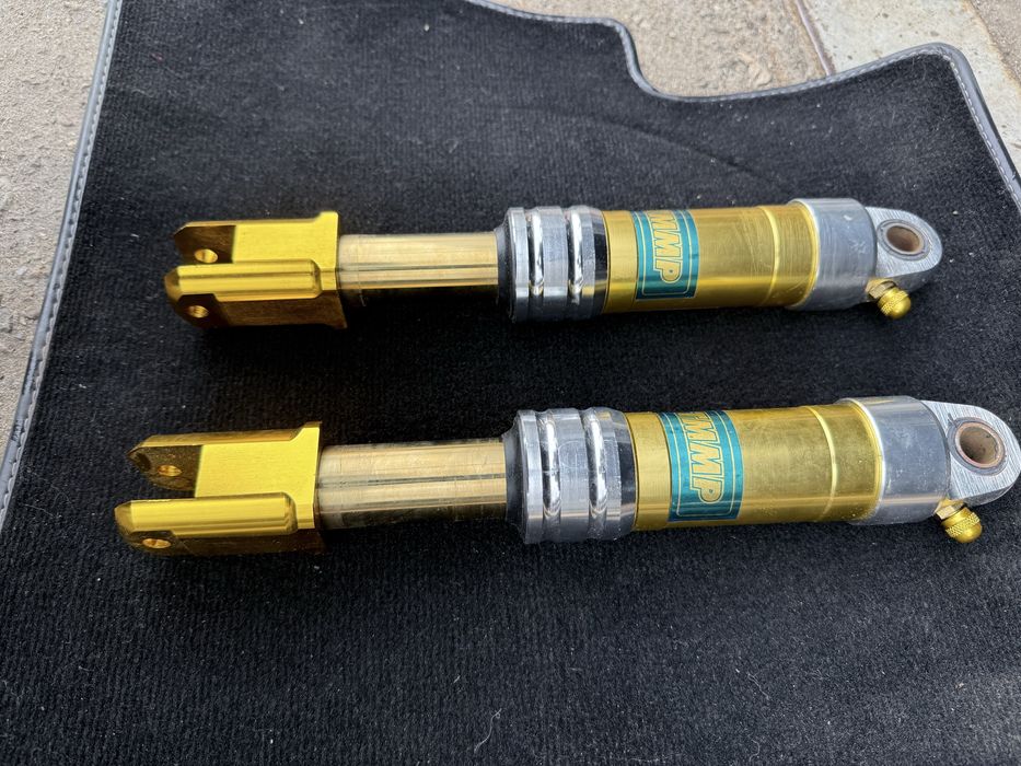 Задние амортизаторы с подкачкой.