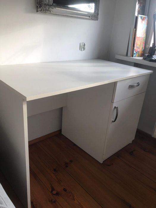 Solidne białe biurko