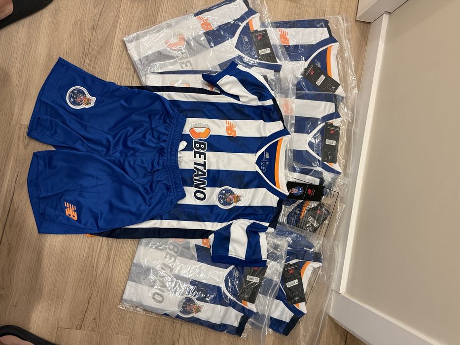 Kits e camisolas futebol