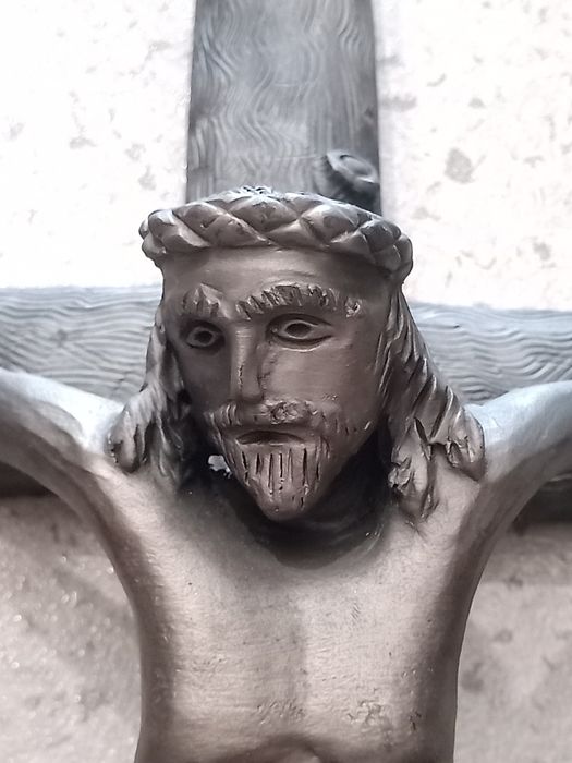 Crucifixo do escultor Júlio Alonso em barro preto de Bisalhães