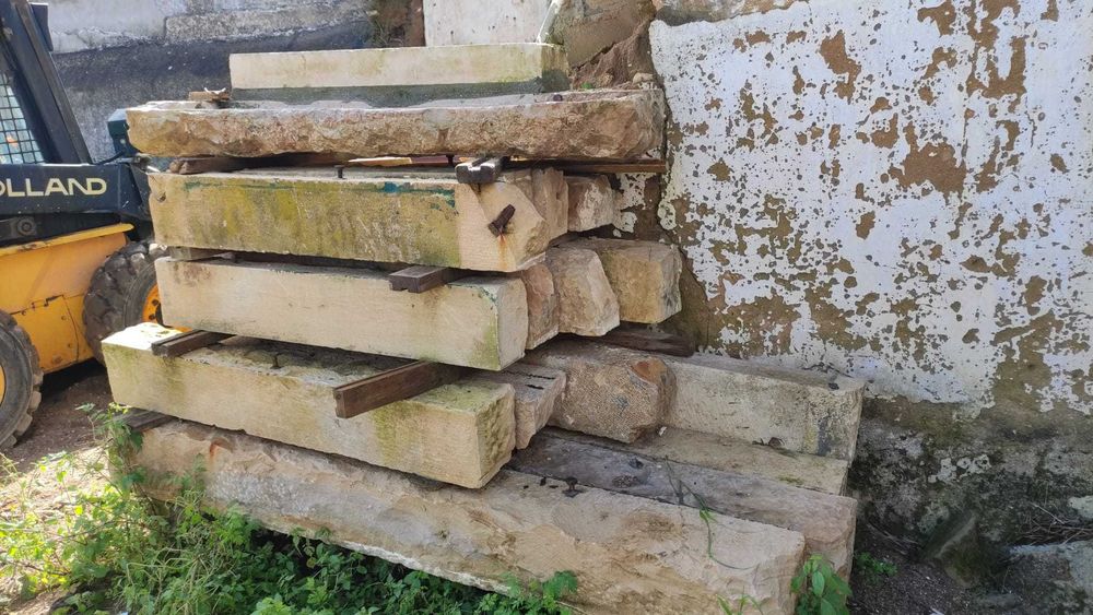 Pedras centenárias em granito, ideais para restauro/construção rústica