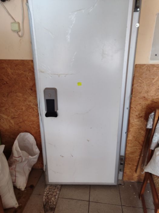 Холодильні двері до морозильно.  Договірна ї камери