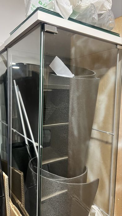 2 vitrines da IKEA - branco e bege - como novas