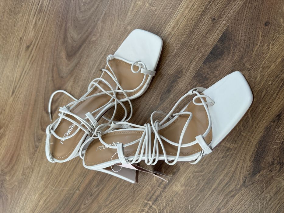 Sznurowane sandalki biale deezee 38 nowe z merka