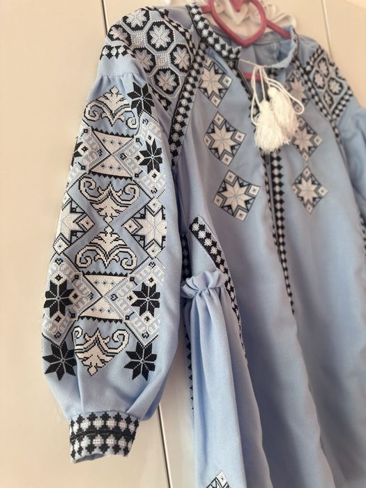 Чарівна блакитна  вишита сукня 134-140р.