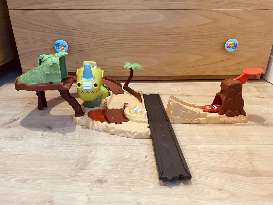 Pista Dinossauro “atira o Faísca” + Faisca McQueen