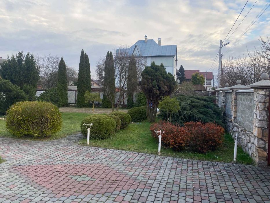 Доглянута ділянка в старій частині Минаю