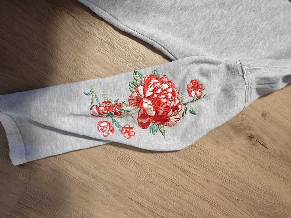 Bluza H&M z haftem kwiatowym – rozmiar S