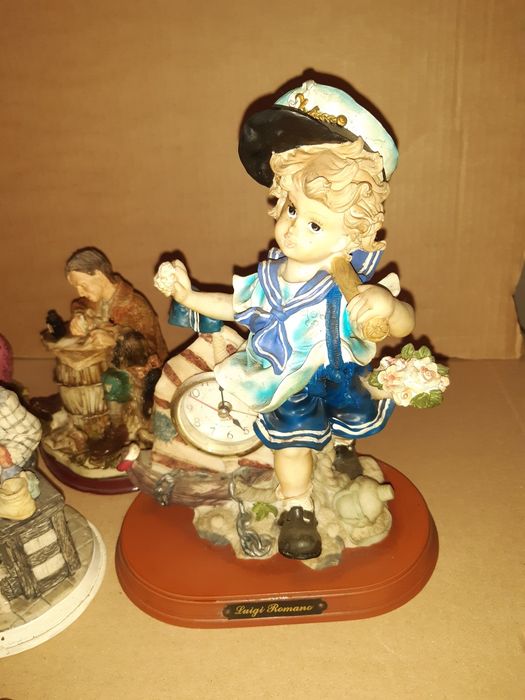 Lote diverso de estatuetas em resina