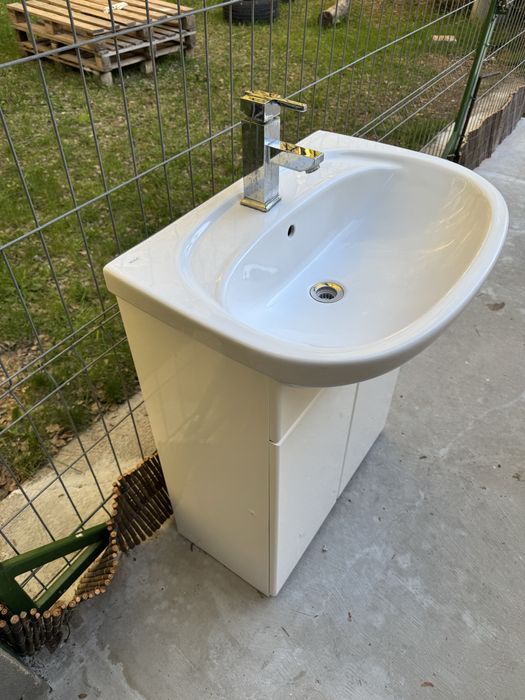 Umywalka z baterią i szafką biała
