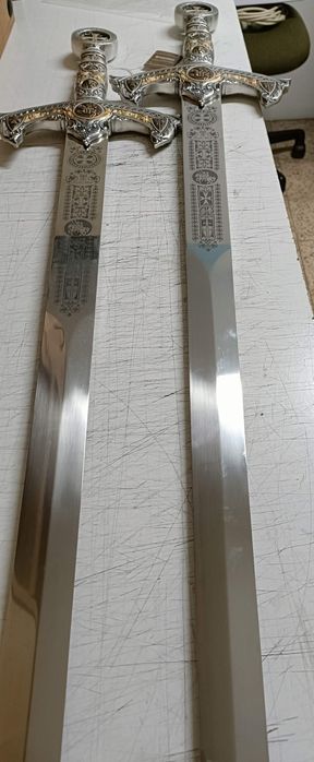 Artigo de decoração. Espada decorativa com suporte para parede