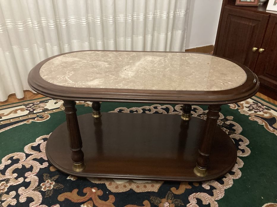 Mesa de centro de sala com tampo em pedra