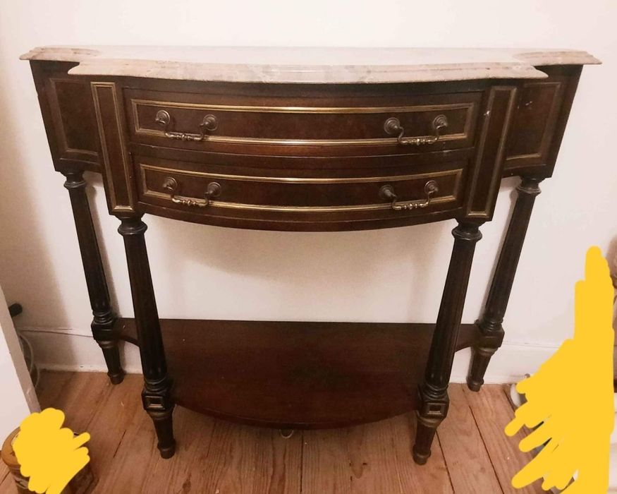 Mesa de apoio com tampo em mármore