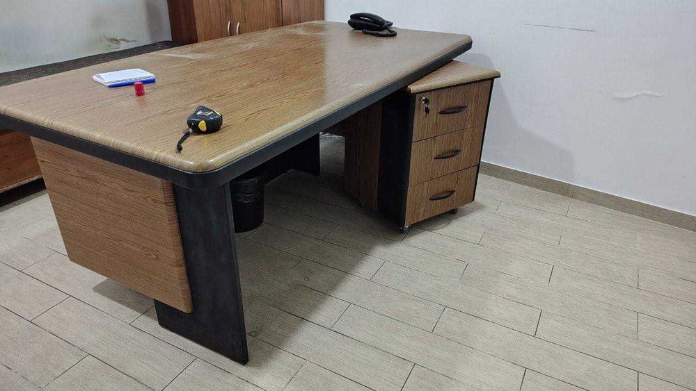 стол менеджера руководителя много