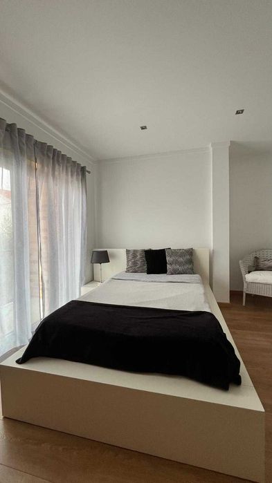 Cama de solteiro lacada branca